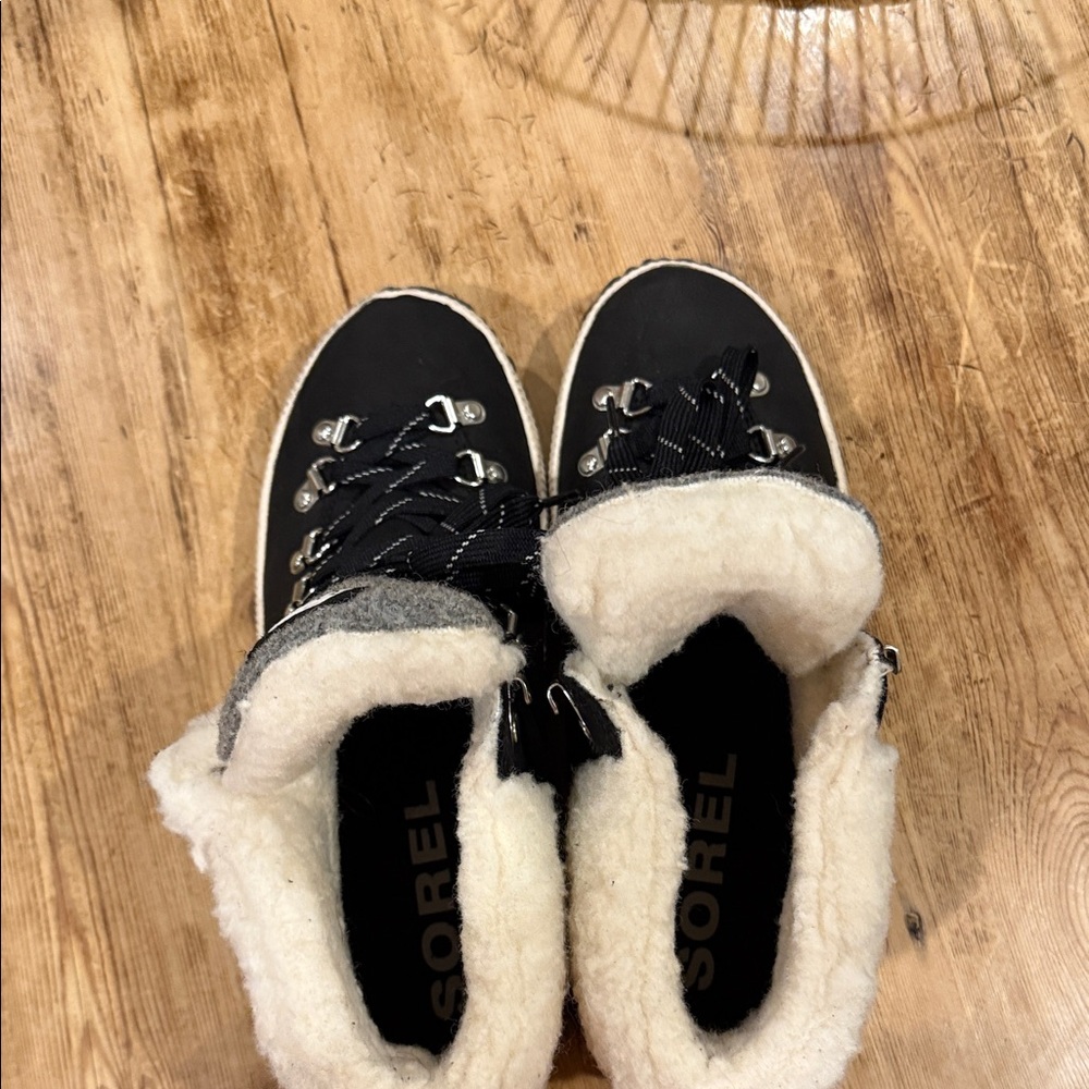 Sorel Women's Black and Cream Winter Boots